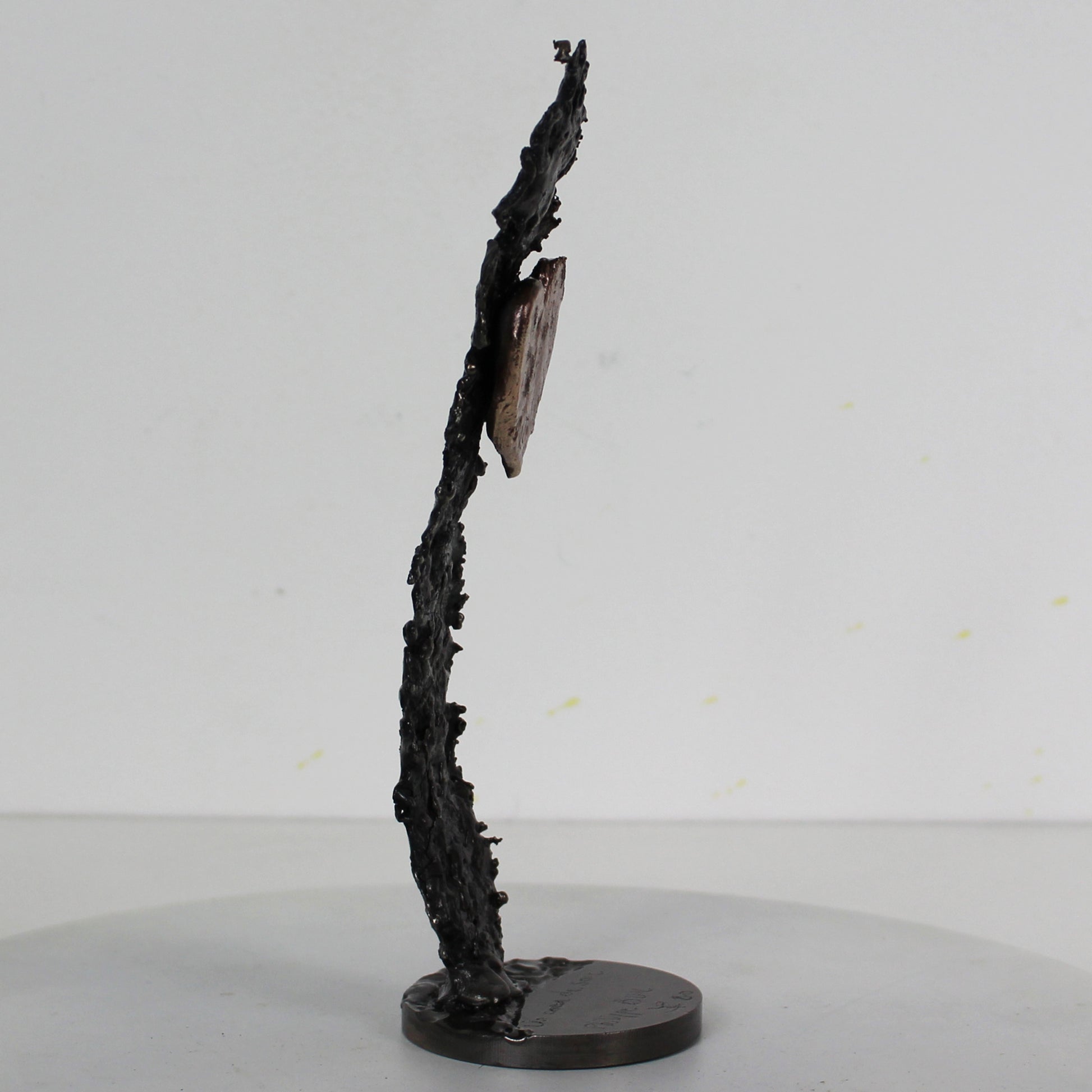 Un coeur de soie - Sculpture métal coeur en bronze sur ruban en dentelle acier