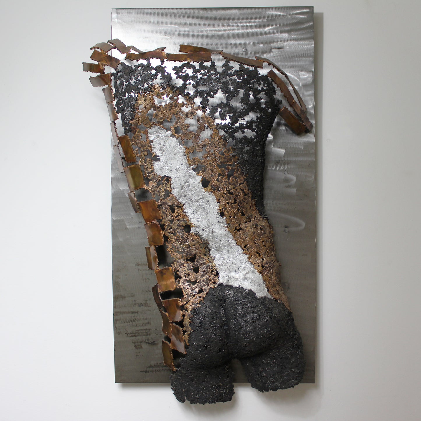 Kouros Et le rideau se lève - Sculpture murale dos en bronze Acier et Aluminium - Buil