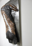 Kouros Et le rideau se lève - Sculpture murale dos en bronze Acier et Aluminium - Buil