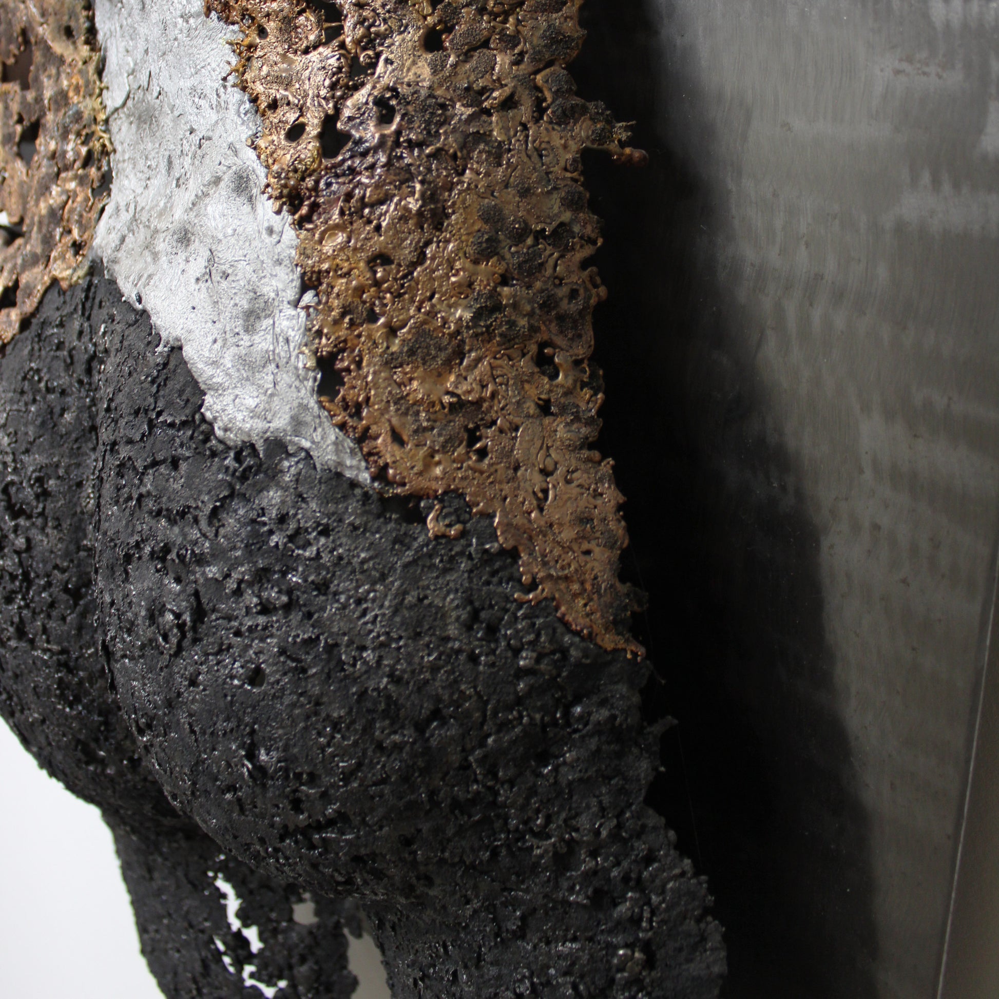 Kouros Et le rideau se lève - Sculpture murale dos en bronze Acier et Aluminium - Buil