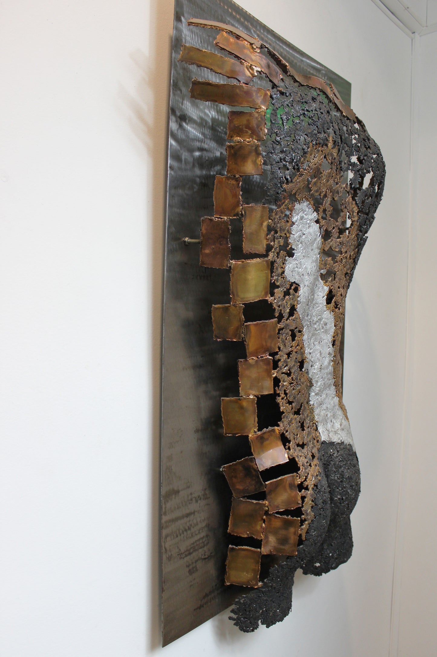 Kouros Et le rideau se lève - Sculpture murale dos en bronze Acier et Aluminium - Buil