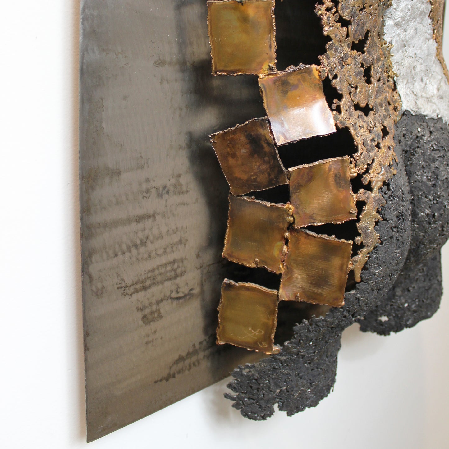 Kouros Et le rideau se lève - Sculpture murale dos en bronze Acier et Aluminium - Buil