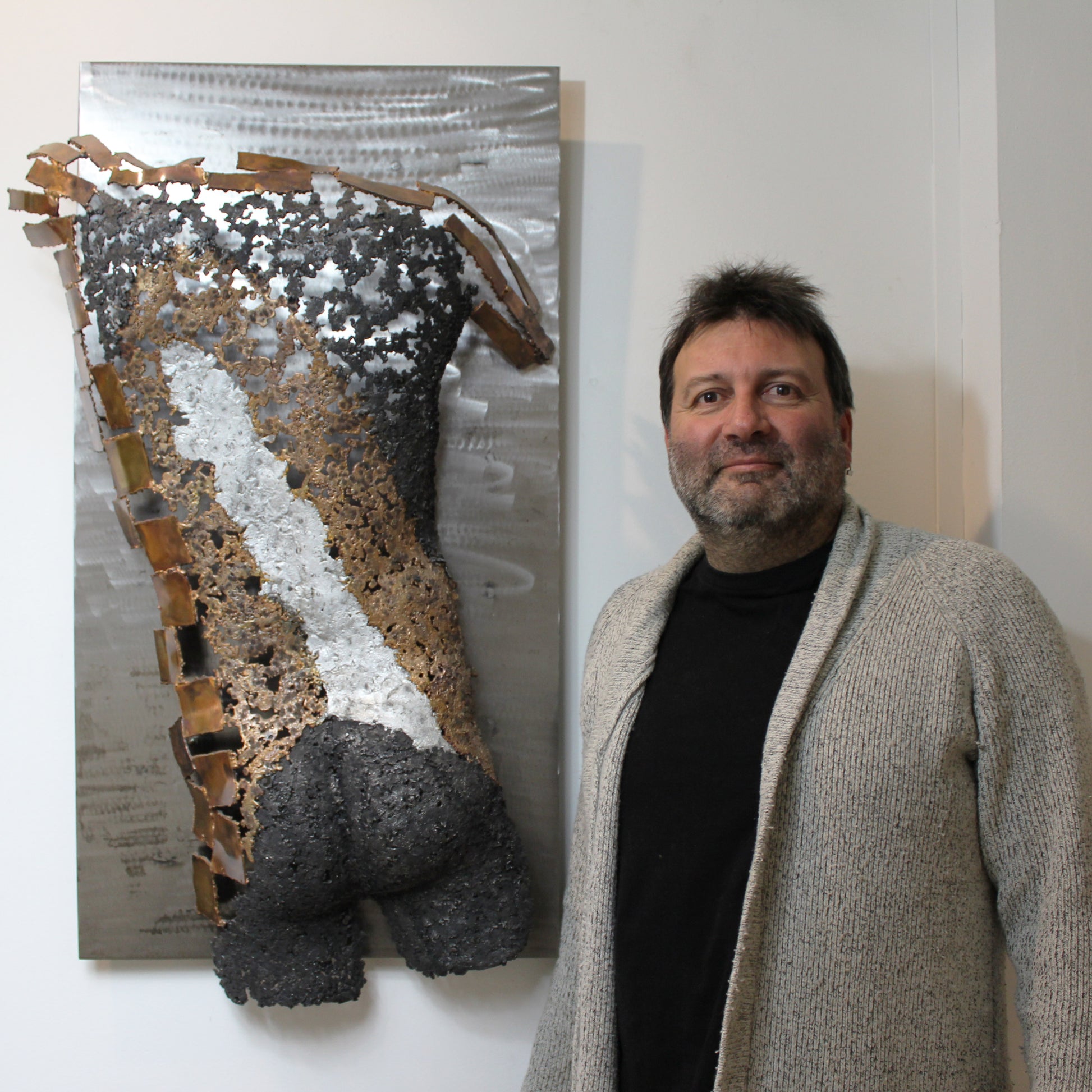 Kouros Et le rideau se lève - Sculpture murale dos en bronze Acier et Aluminium - Buil