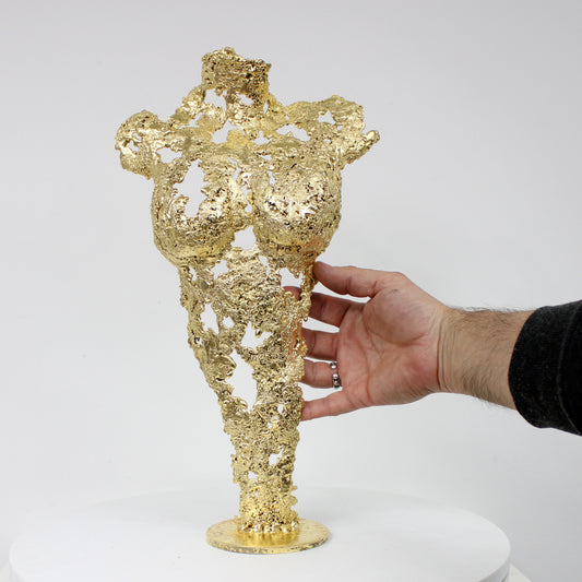 Pavarti Sublime - Sculpture corps femme dentelle metal et feuilles or 24 carats