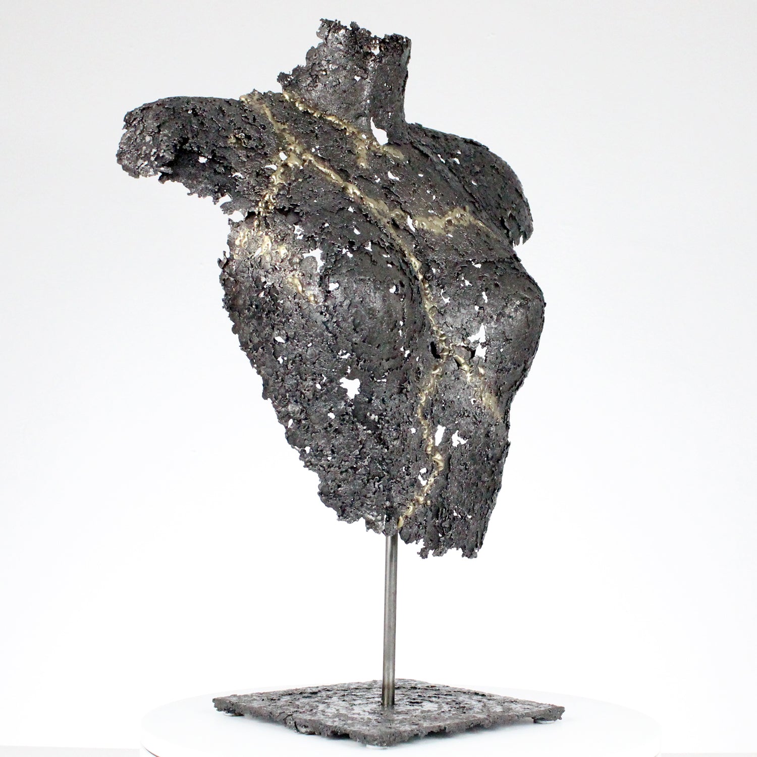 Buste féminin en dentelle de métal sculpture contemporaine - vue de profil