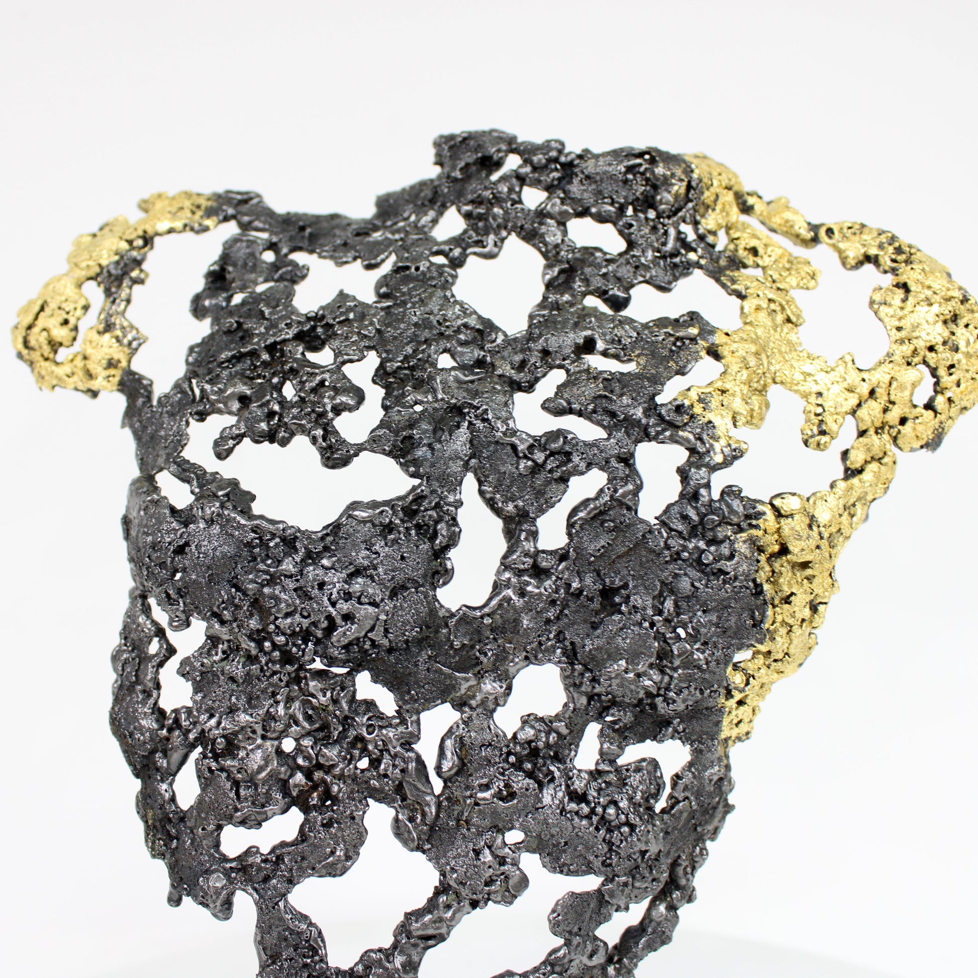 Pavarti Azur - Sculpture torse homme dentelle metal et feuilles or 24 carats