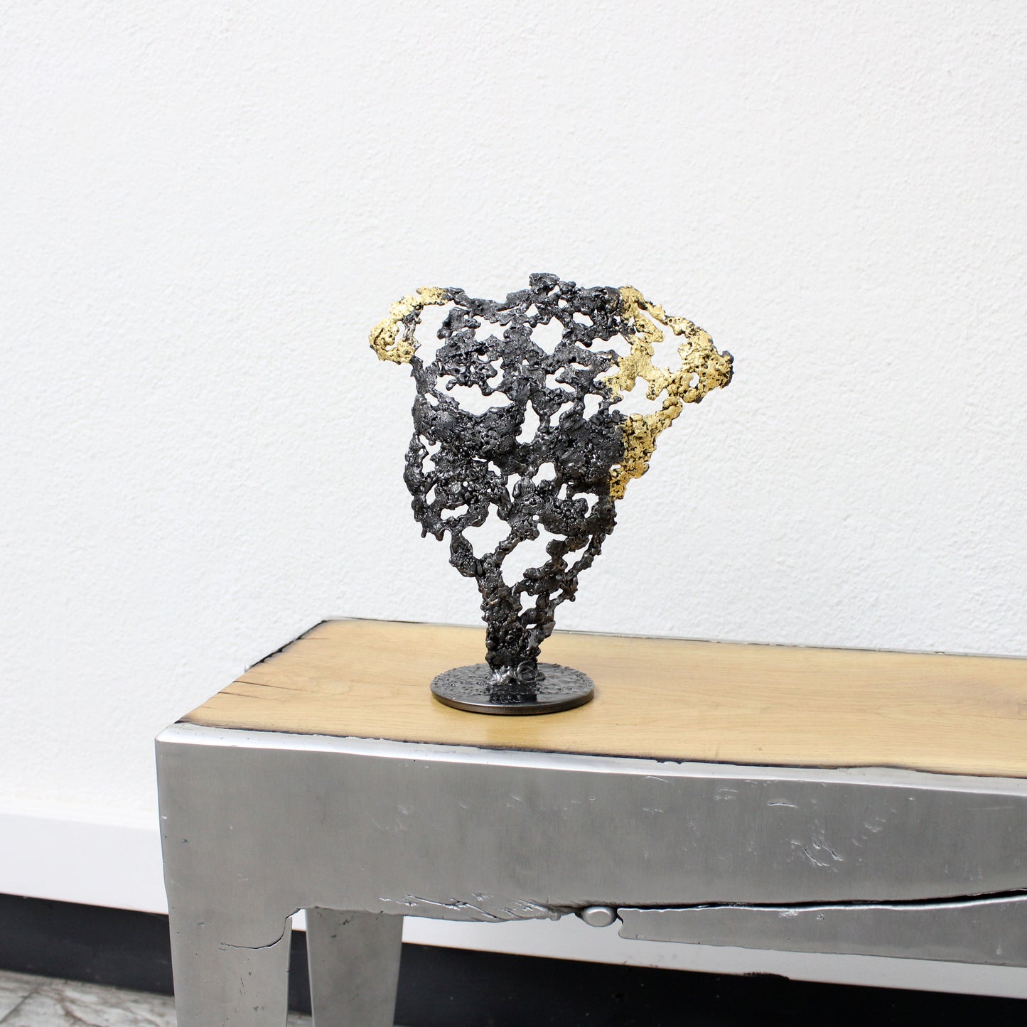 Pavarti Azur - Sculpture torse homme dentelle metal et feuilles or 24 carats