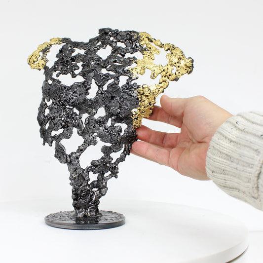 Pavarti Azur - Sculpture torse homme dentelle metal et feuilles or 24 carats