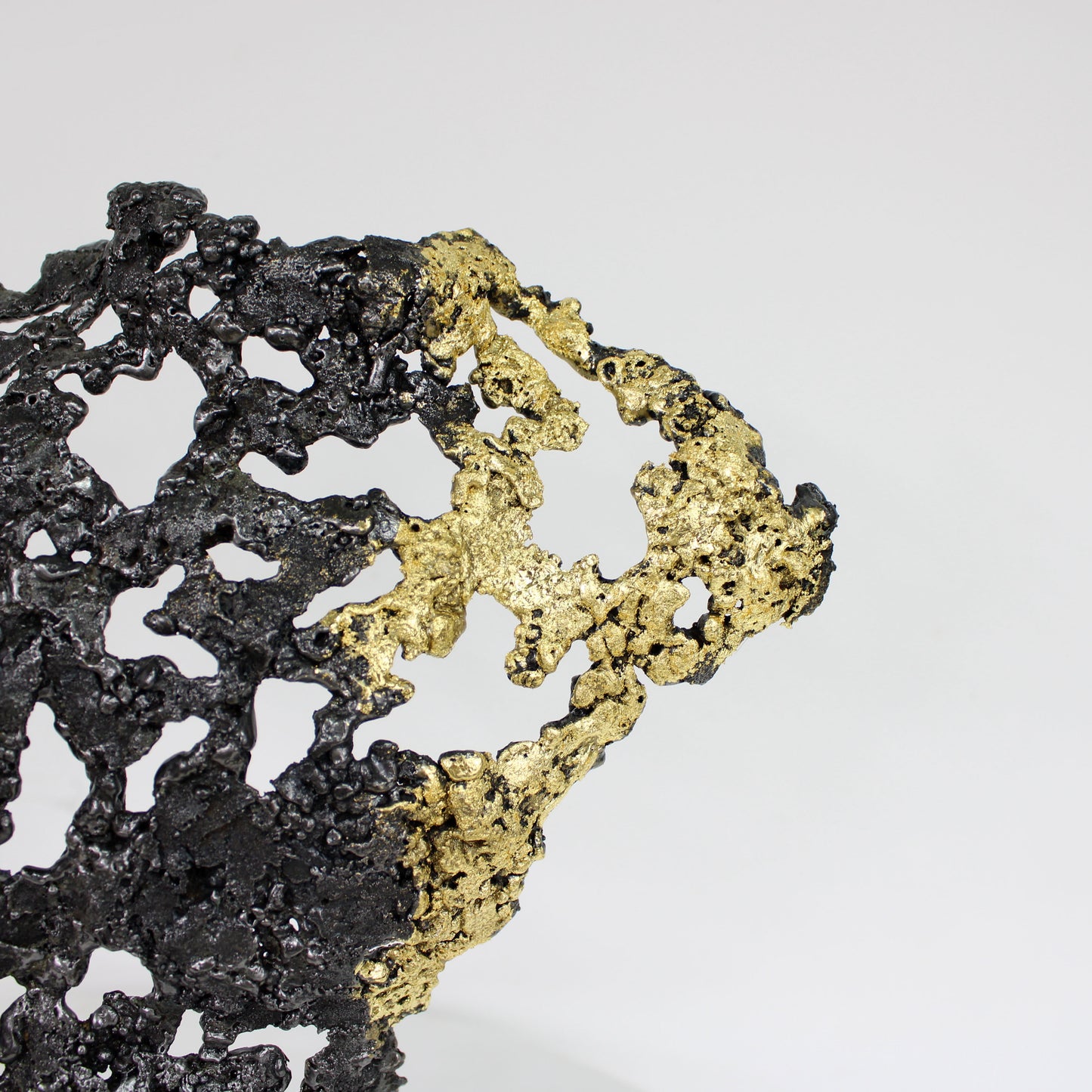 Pavarti Azur - Sculpture torse homme dentelle metal et feuilles or 24 carats