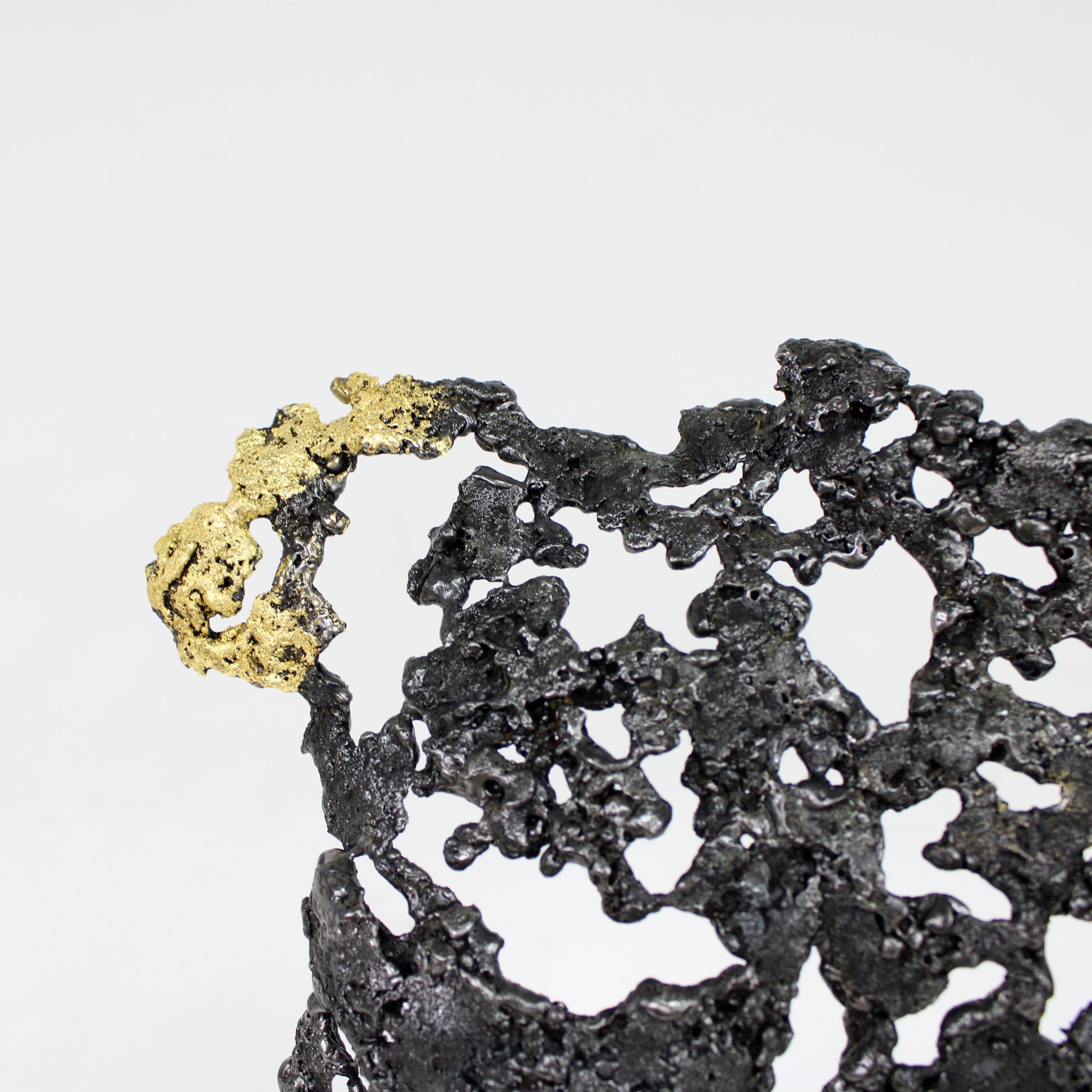 Pavarti Azur - Sculpture torse homme dentelle metal et feuilles or 24 carats