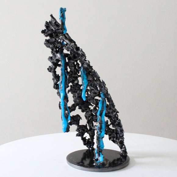 Trait de lumière 82-21 - Sculpture abstraite métal dentelle acier et pigment fluorescent bleu - Buil