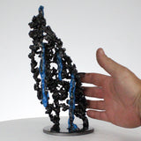 Trait de lumière 82-21 - Sculpture abstraite métal dentelle acier et pigment fluorescent bleu - Buil
