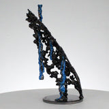 Trait de lumière 82-21 - Sculpture abstraite métal dentelle acier et pigment fluorescent bleu - Buil
