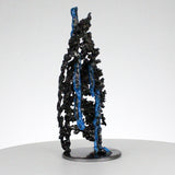 Trait de lumière 82-21 - Sculpture abstraite métal dentelle acier et pigment fluorescent bleu - Buil