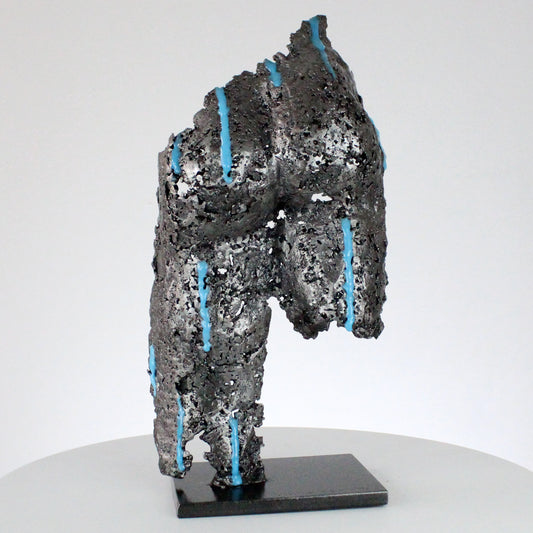 Pavarti Sous la pluie - Sculpture fessier dentelle métal et pigments bleus fluorescents - Buil