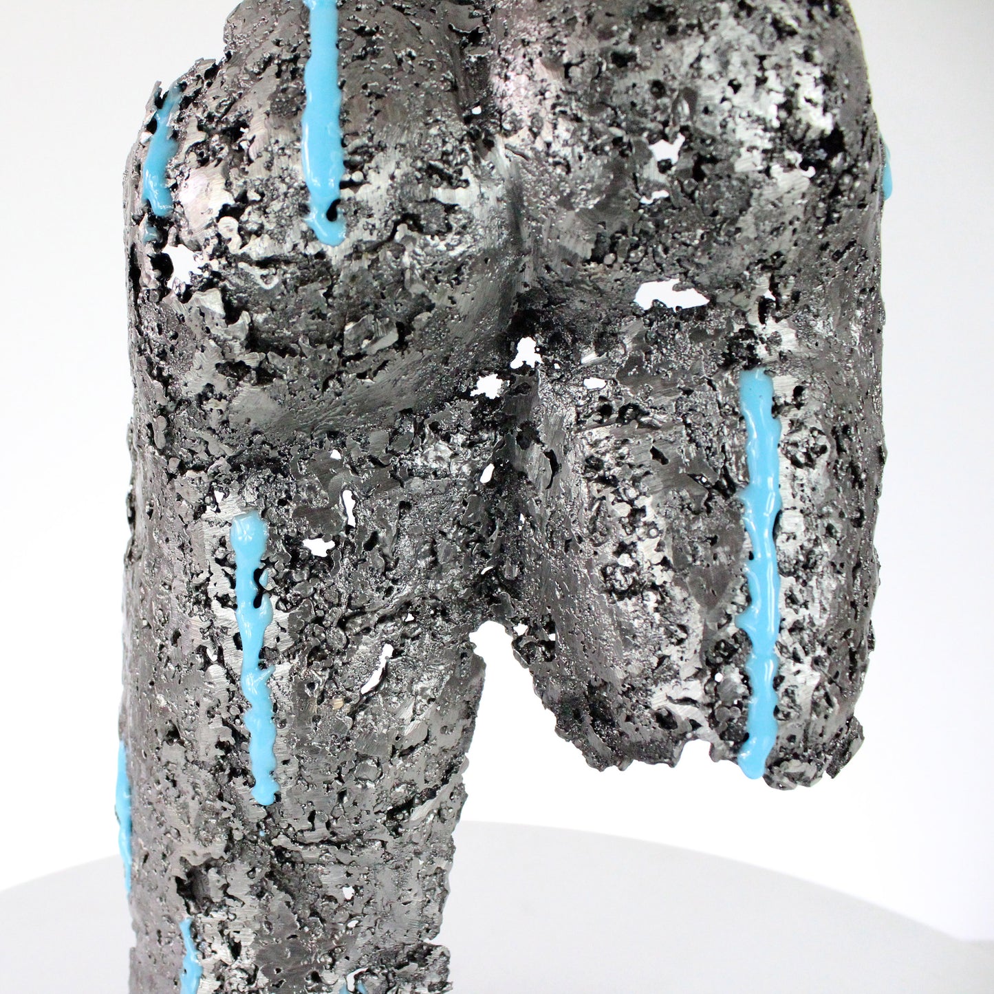 Pavarti Sous la pluie - Sculpture fessier dentelle métal et pigments bleus fluorescents - Buil