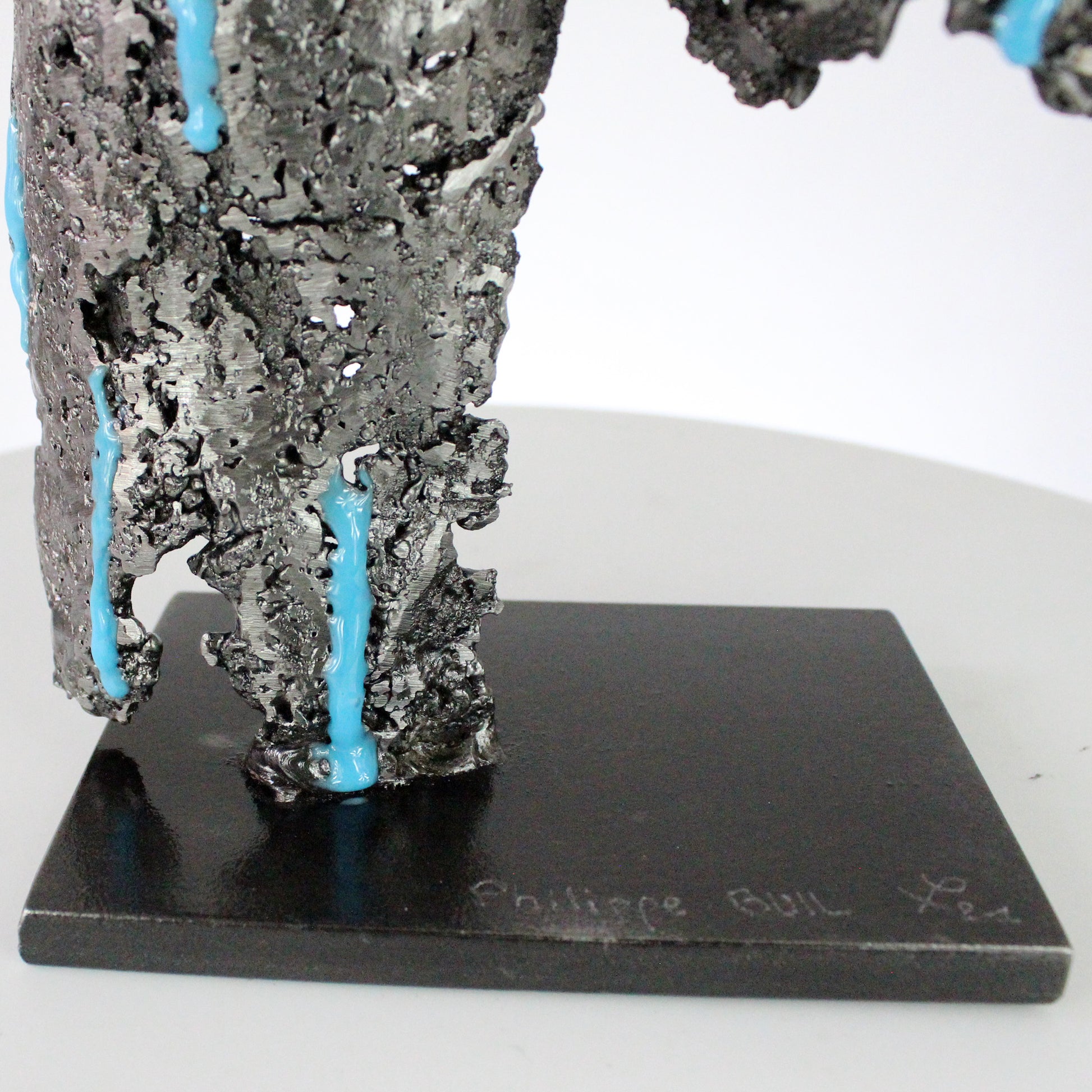 Pavarti Sous la pluie - Sculpture fessier dentelle métal et pigments bleus fluorescents - Buil