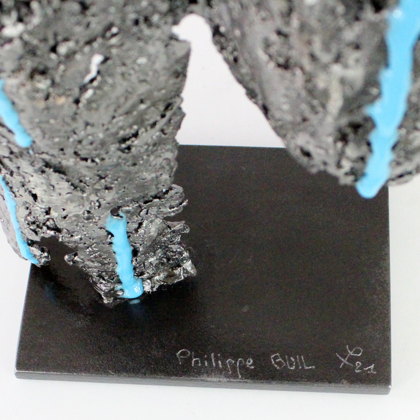 Pavarti Sous la pluie - Sculpture fessier dentelle métal et pigments bleus fluorescents - Buil