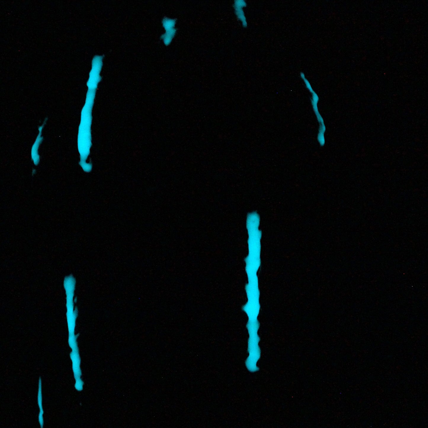 Pavarti Sous la pluie - Sculpture fessier dentelle métal et pigments bleus fluorescents - Buil