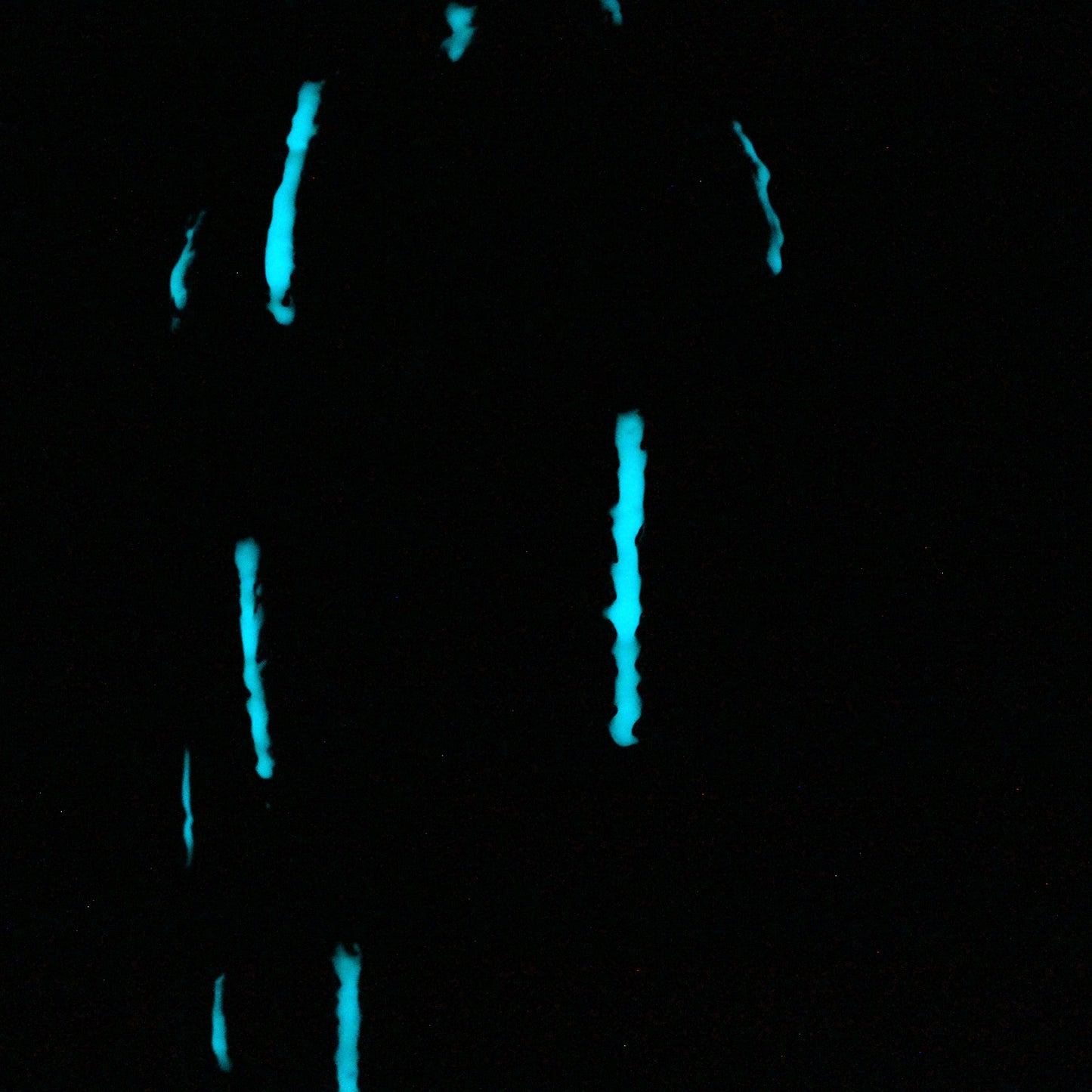 Pavarti Sous la pluie - Sculpture fessier dentelle métal et pigments bleus fluorescents - Buil