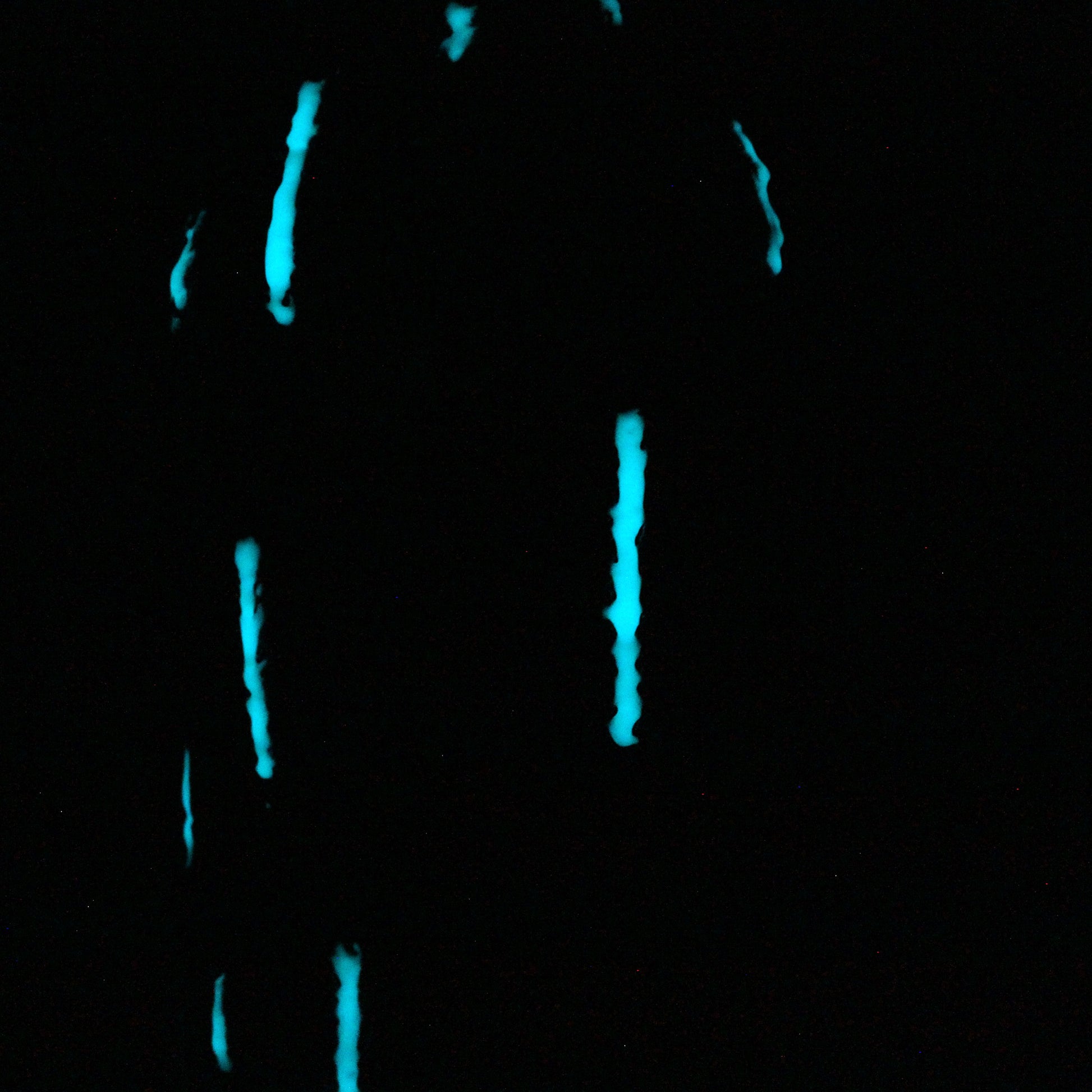 Pavarti Sous la pluie - Sculpture fessier dentelle métal et pigments bleus fluorescents - Buil