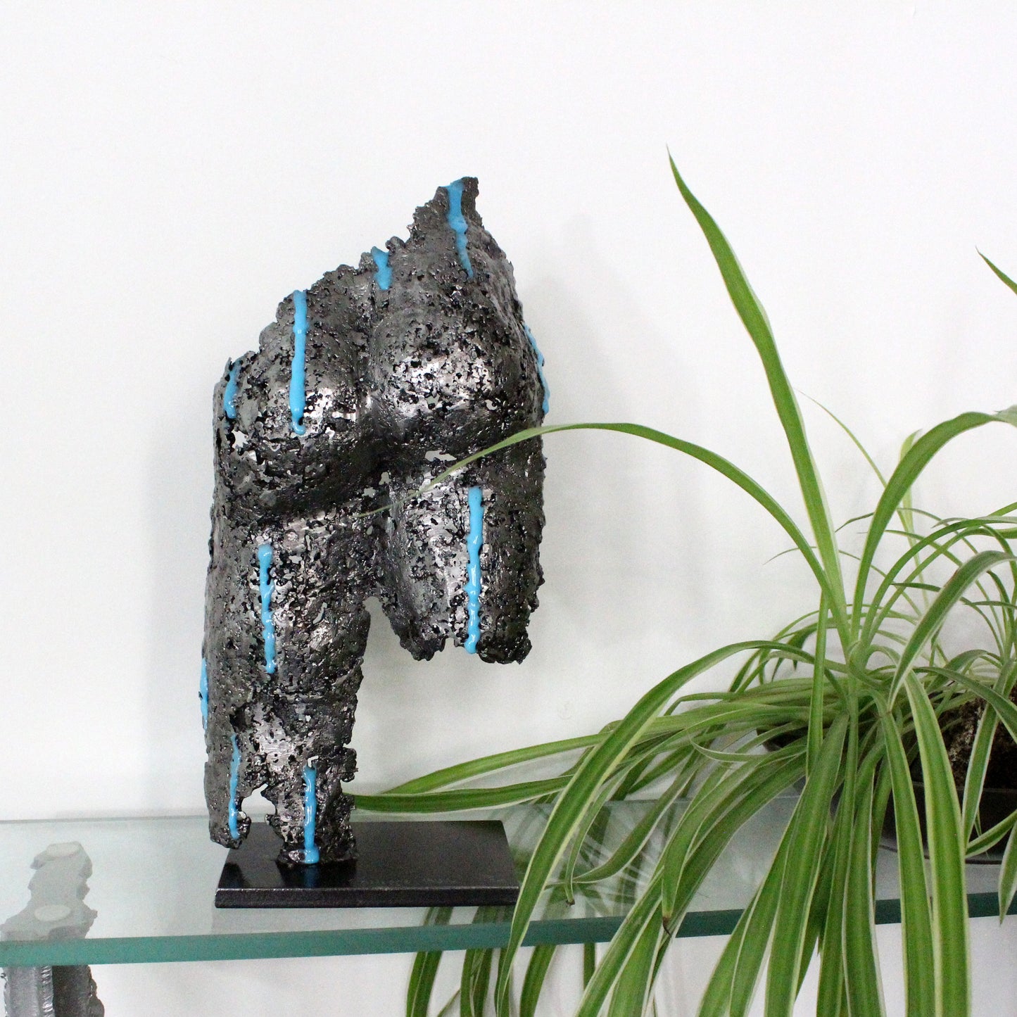 Pavarti Sous la pluie - Sculpture fessier dentelle métal et pigments bleus fluorescents - Buil