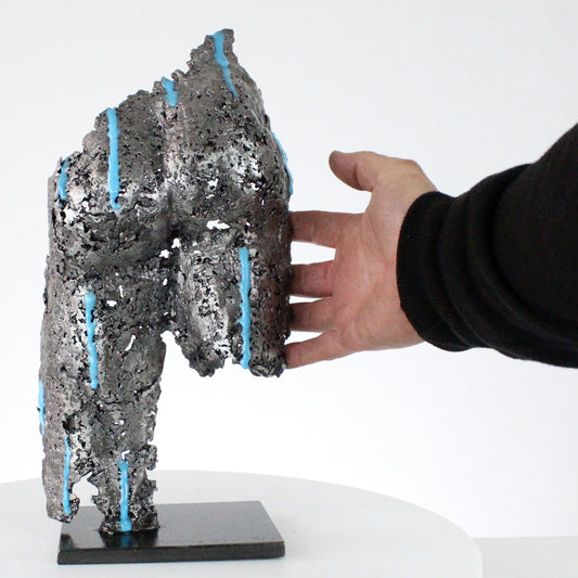 Pavarti Sous la pluie - Sculpture fessier dentelle métal et pigments bleus fluorescents - Buil