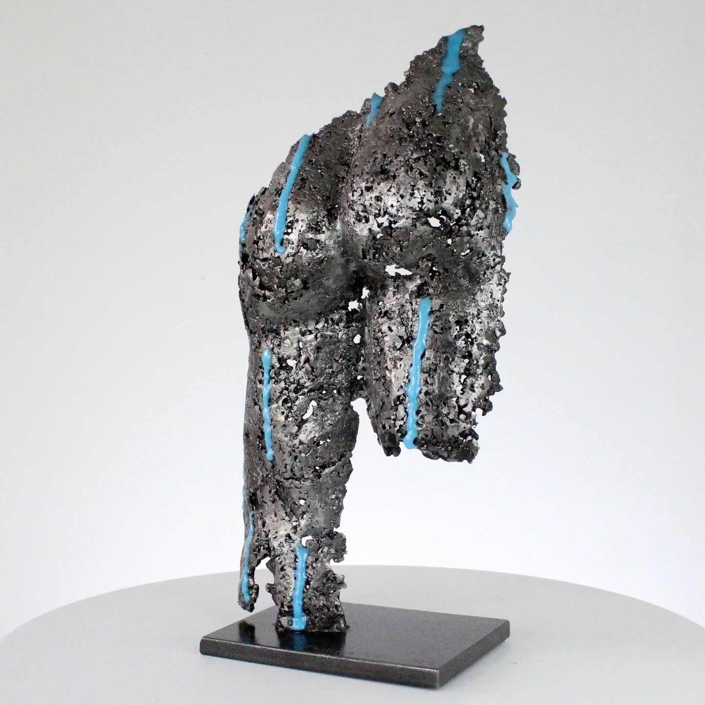 Pavarti Sous la pluie - Sculpture fessier dentelle métal et pigments bleus fluorescents - Buil