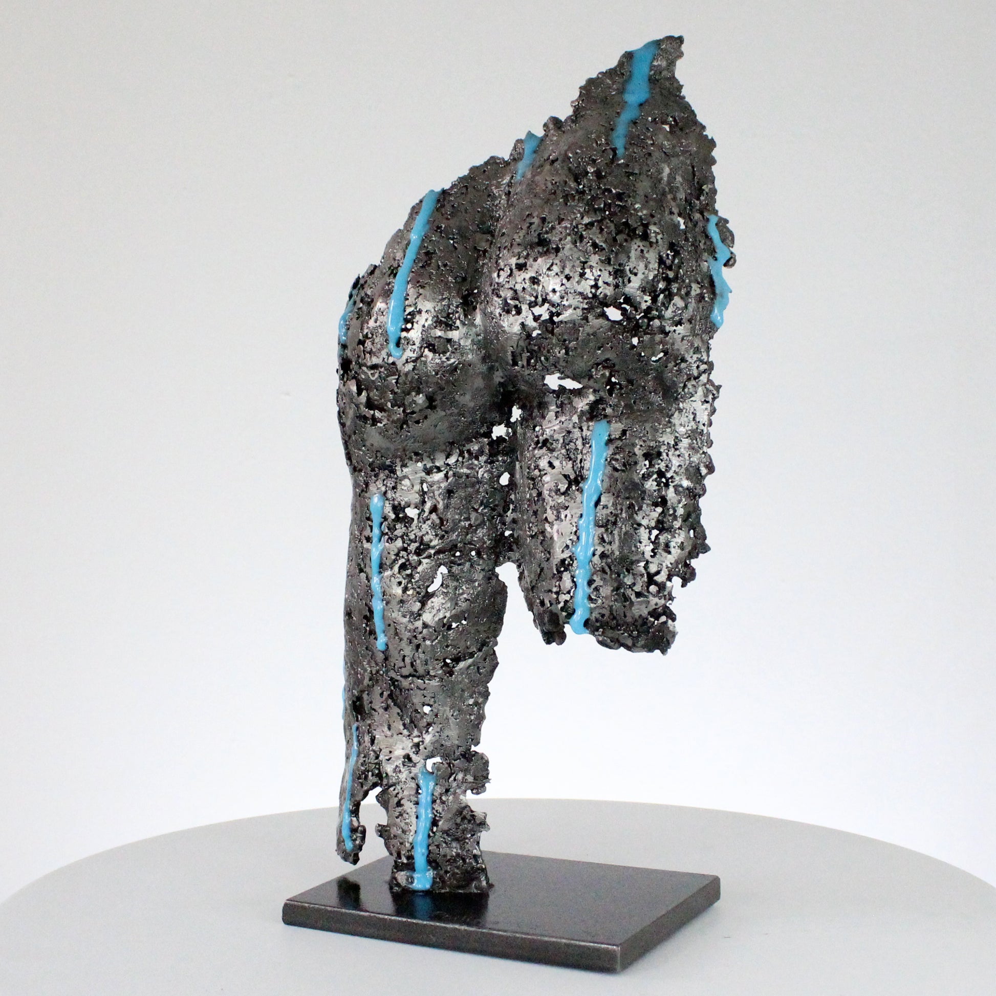 Pavarti Sous la pluie - Sculpture fessier dentelle métal et pigments bleus fluorescents - Buil