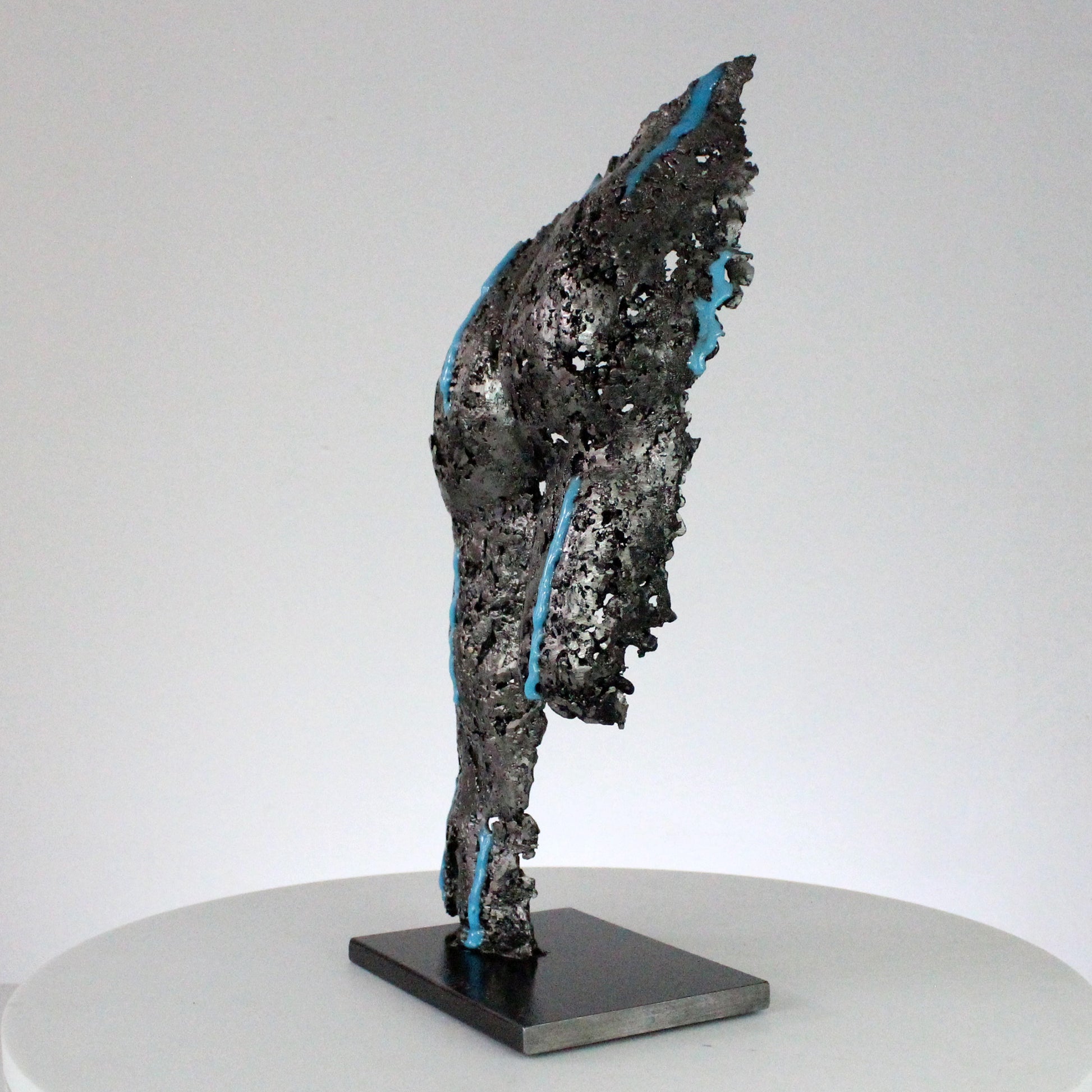 Pavarti Sous la pluie - Sculpture fessier dentelle métal et pigments bleus fluorescents - Buil