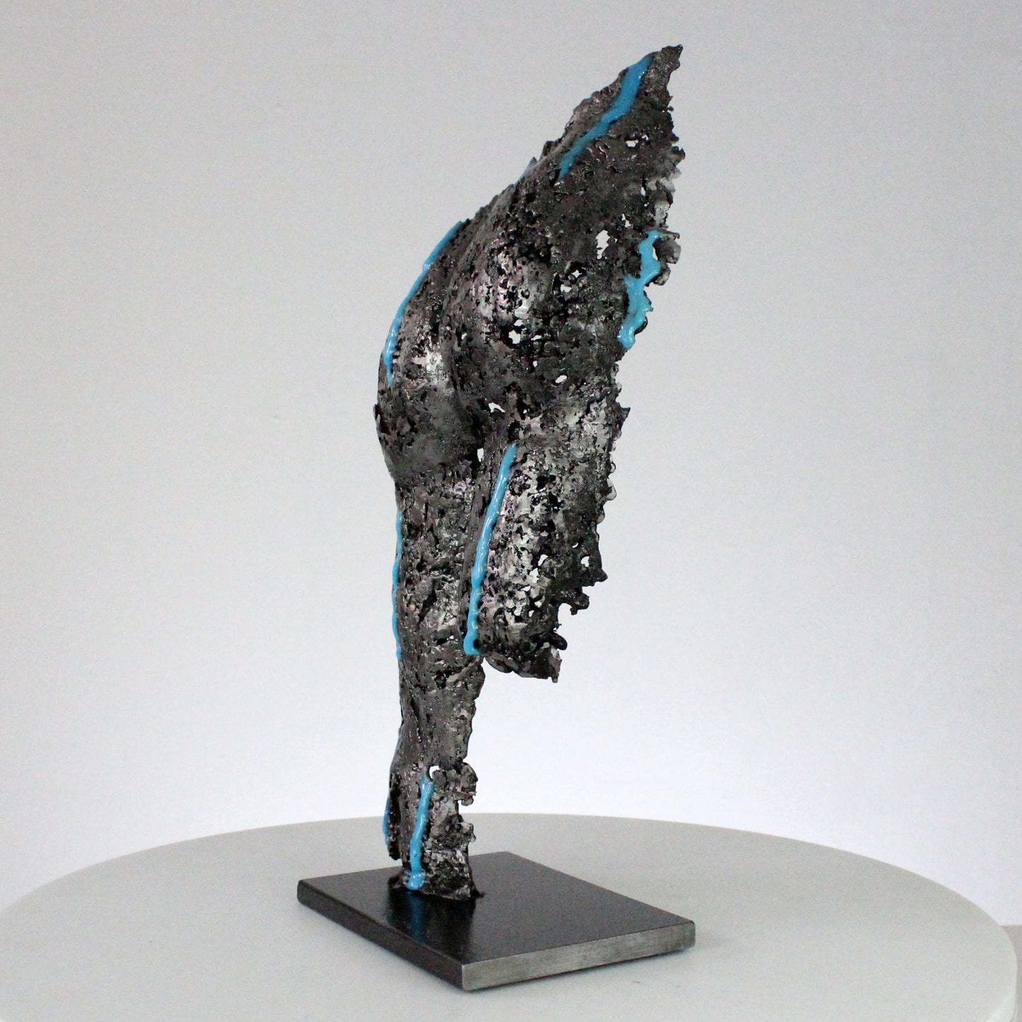 Pavarti Sous la pluie - Sculpture fessier dentelle métal et pigments bleus fluorescents - Buil