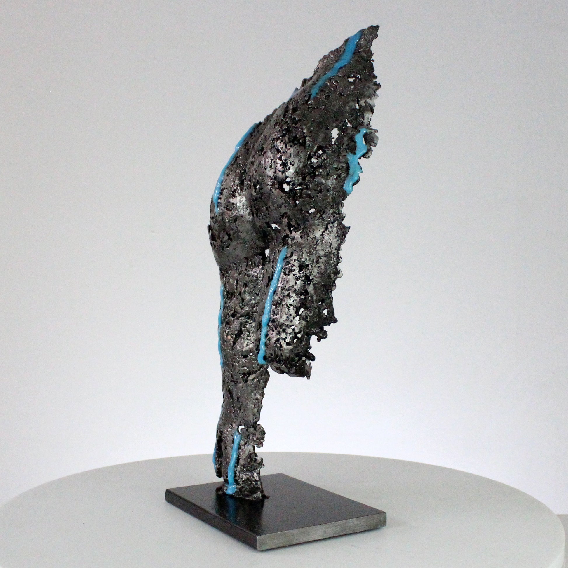 Pavarti Sous la pluie - Sculpture fessier dentelle métal et pigments bleus fluorescents - Buil