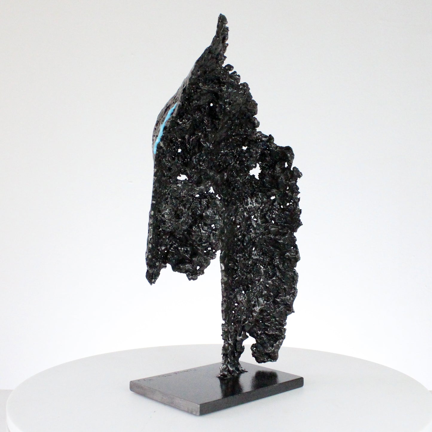 Pavarti Sous la pluie - Sculpture fessier dentelle métal et pigments bleus fluorescents - Buil