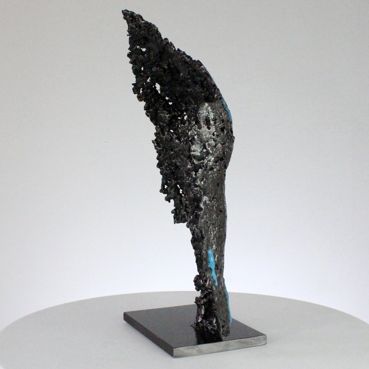 Pavarti Sous la pluie - Sculpture fessier dentelle métal et pigments bleus fluorescents - Buil