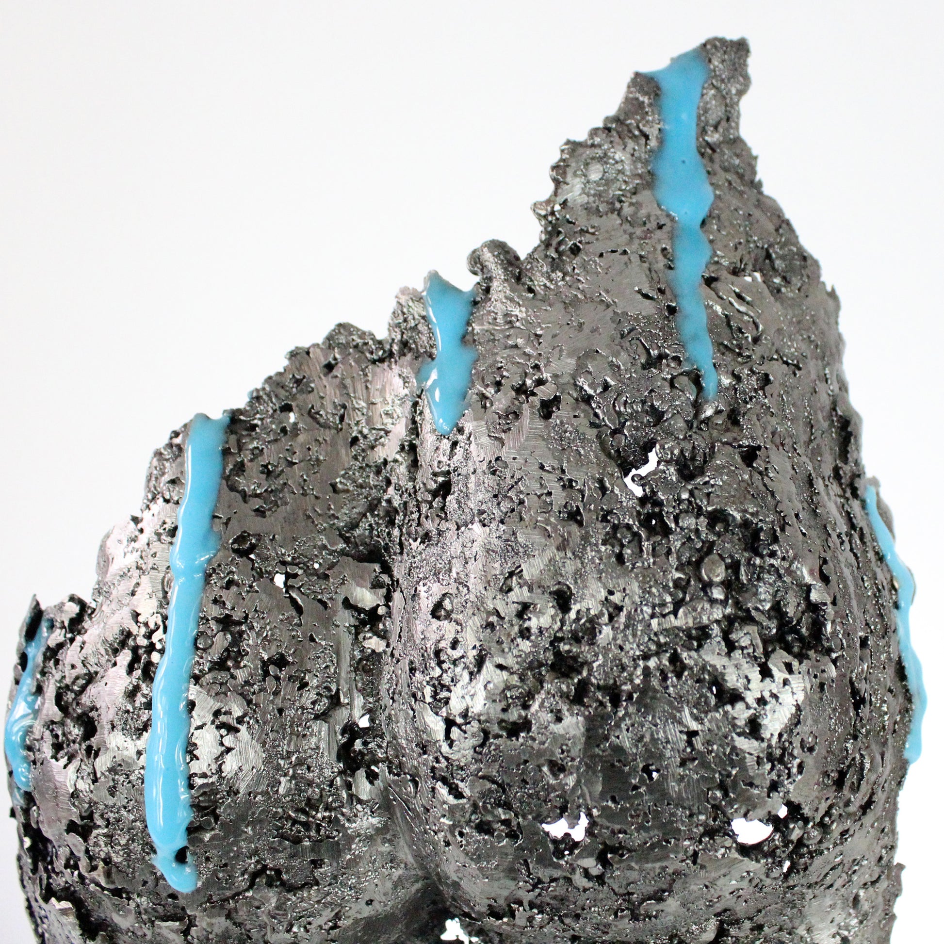 Pavarti Sous la pluie - Sculpture fessier dentelle métal et pigments bleus fluorescents - Buil
