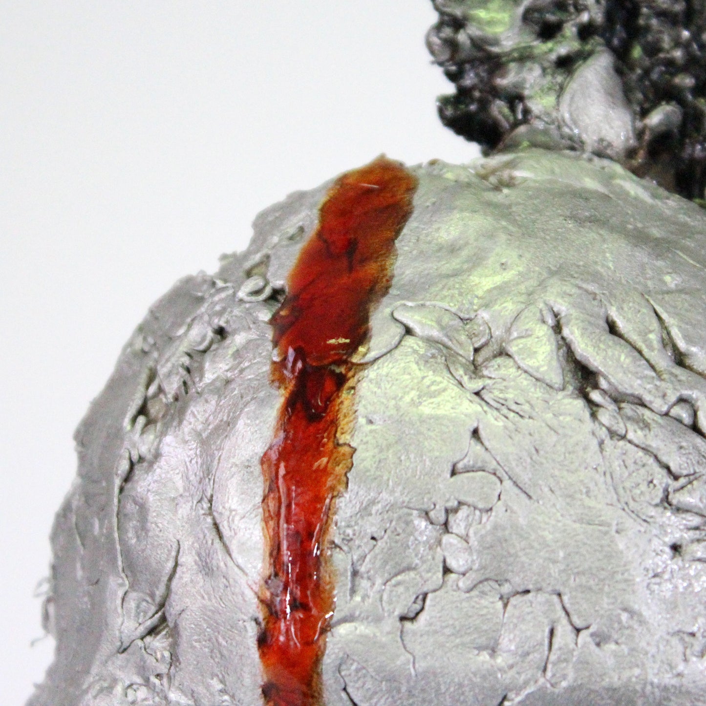 Détail sculpture vanité contemporaine tête de mort en métal ajouré