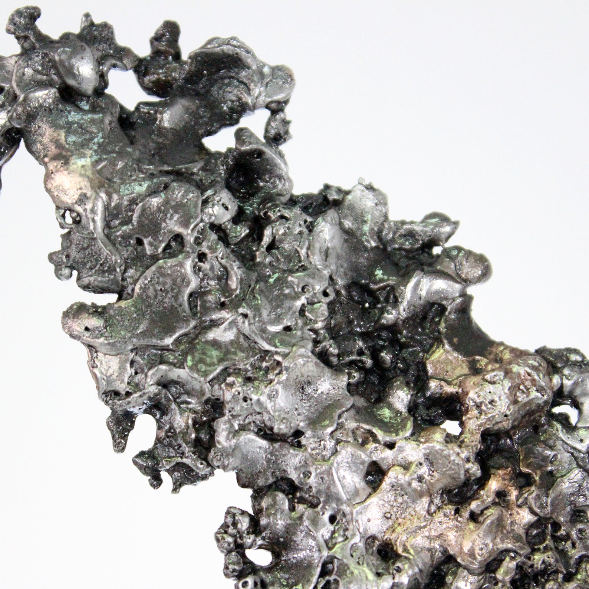 Détail sculpture vanité contemporaine tête de mort en métal ajouré