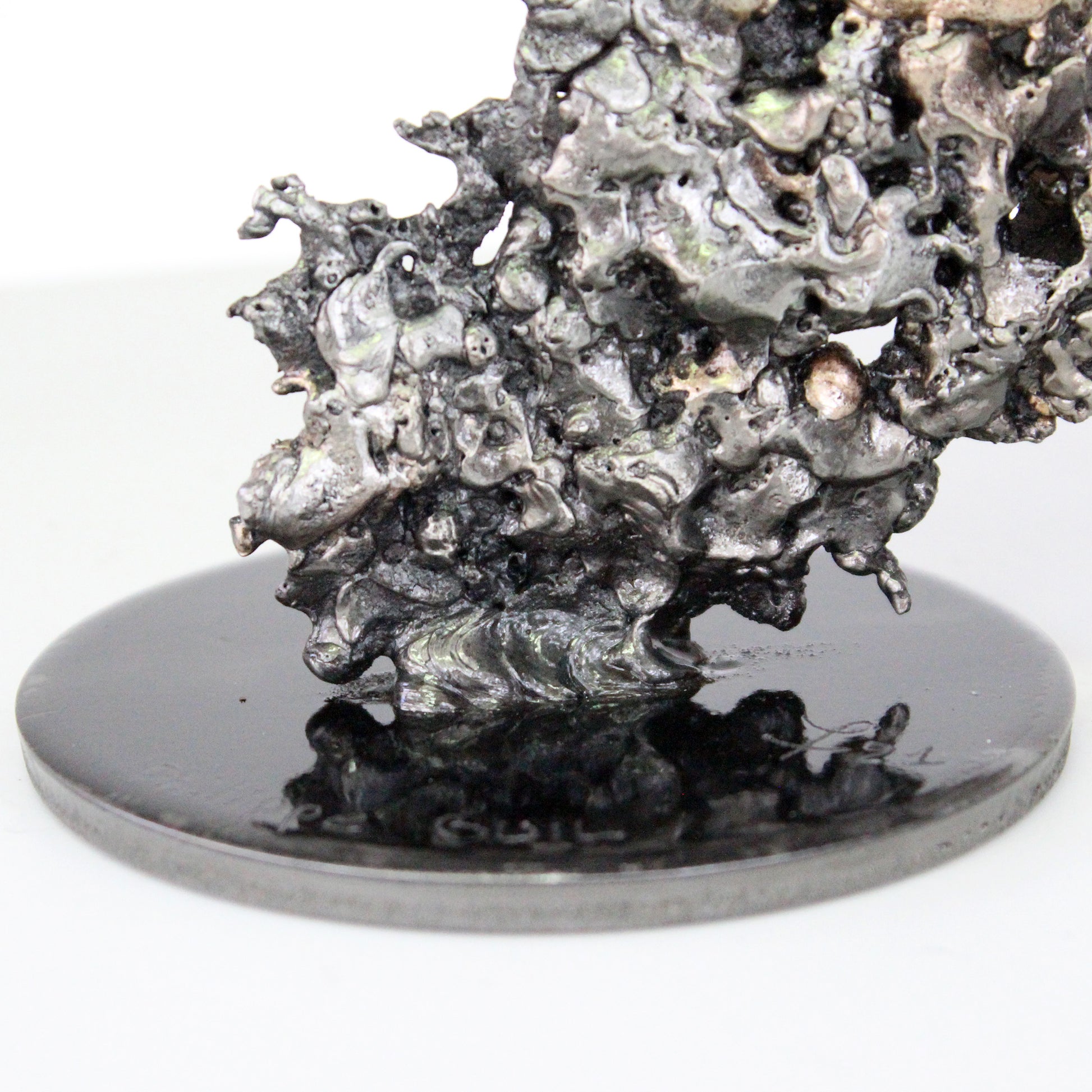 Détail sculpture vanité contemporaine tête de mort en métal ajouré