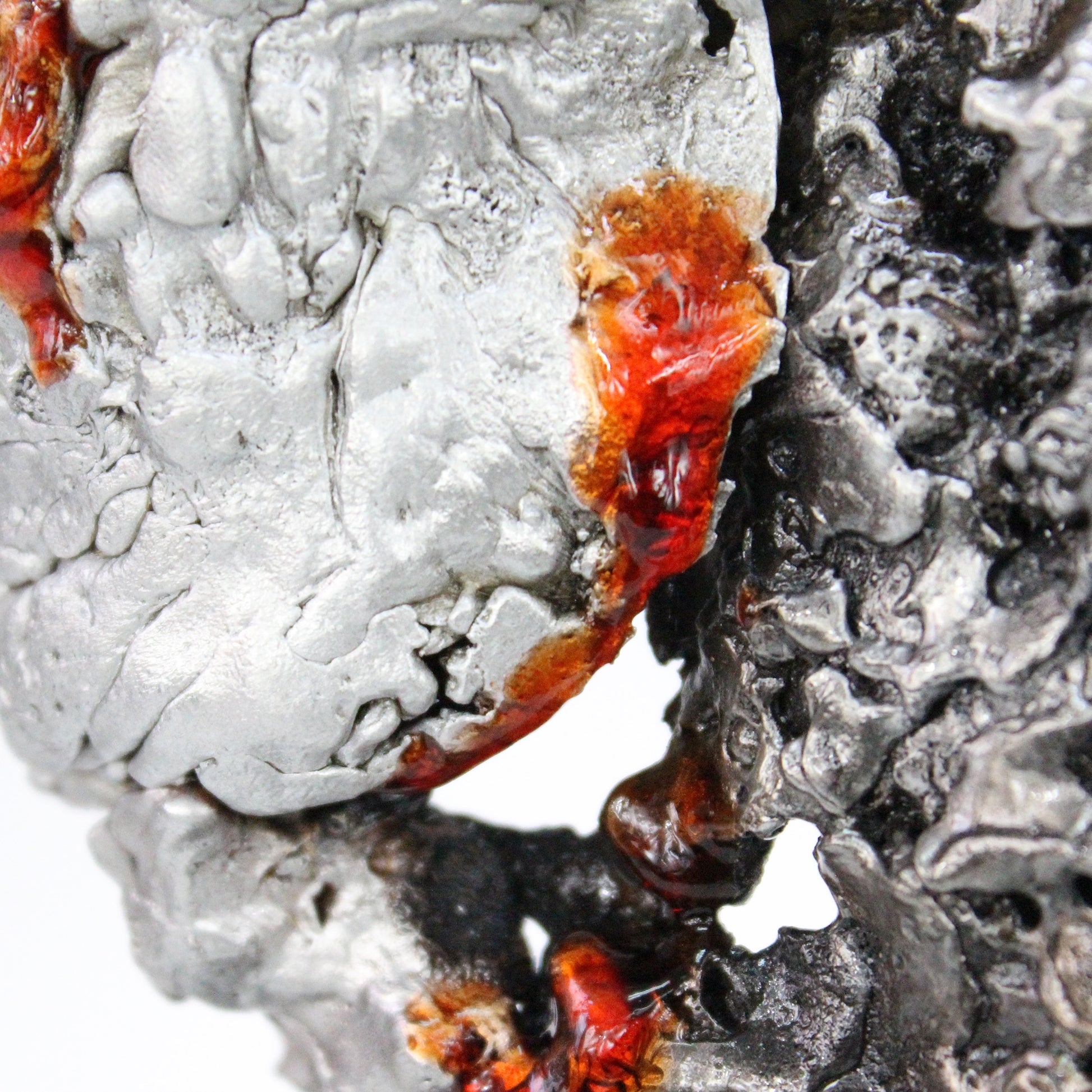 Détail sculpture vanité contemporaine tête de mort en métal ajouré