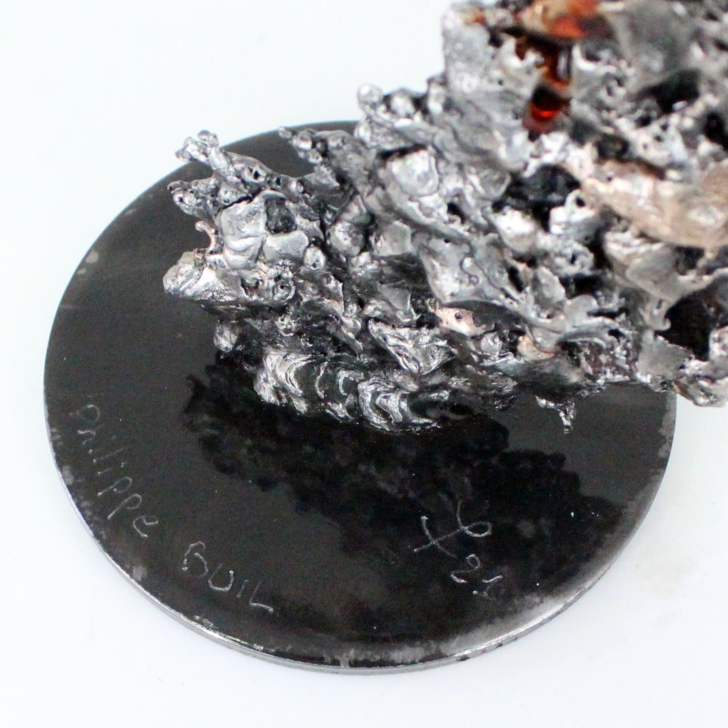 signature de Philippe Buil sculpture vanité contemporaine tête de mort en métal ajouré