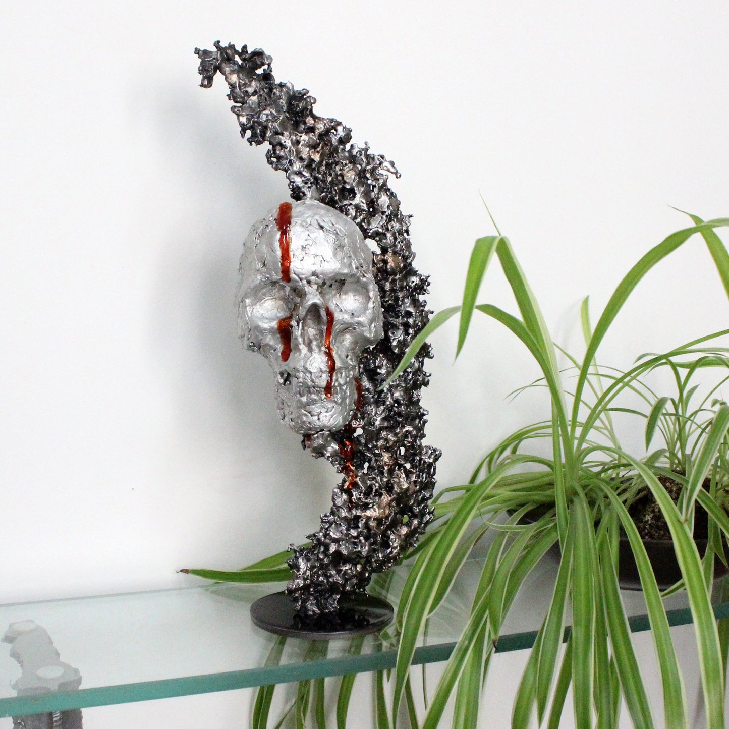 Œuvre vanité métal avec pigments rouges symbolisant le sang et la vie