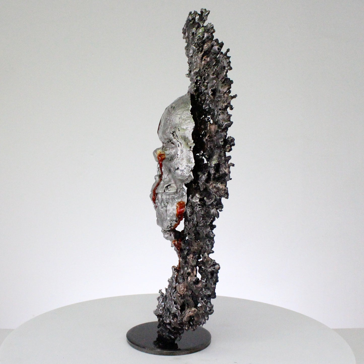 Sculpture contemporaine memento mori en acier et bronze ajouré vue de profil