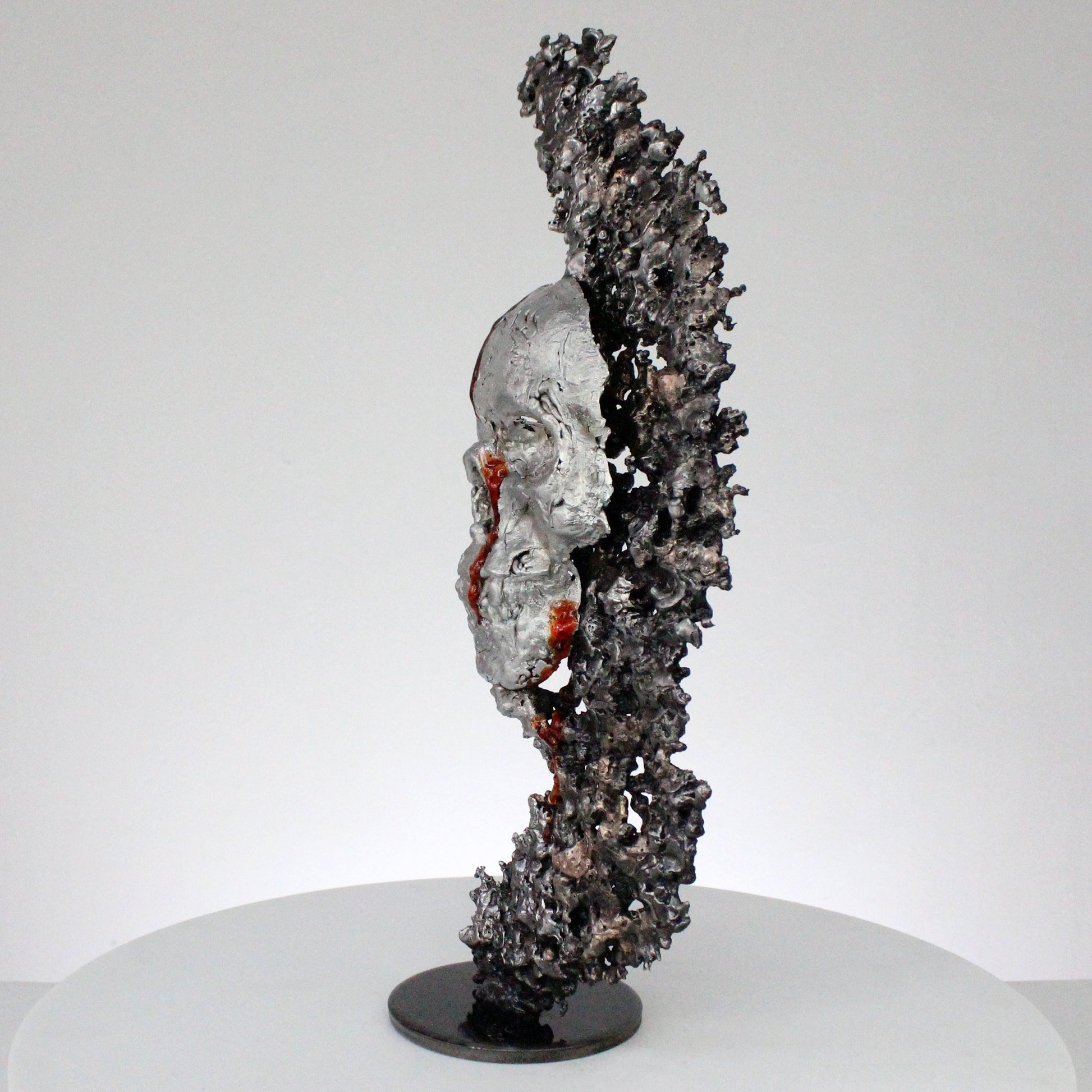 Sculpture contemporaine memento mori en acier et bronze ajouré