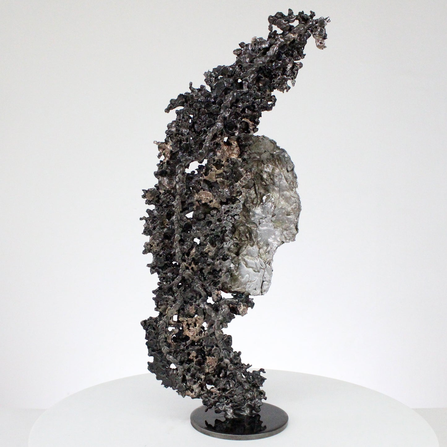 Sculpture crâne en dentelle de métal acier et bronze avec pigments rouges - vue de dos