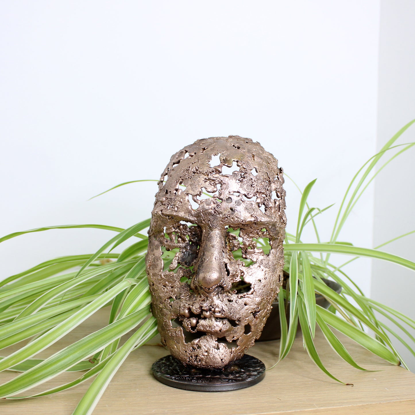 Une larme 96-22 - Sculpture visage en dentelle de bronze