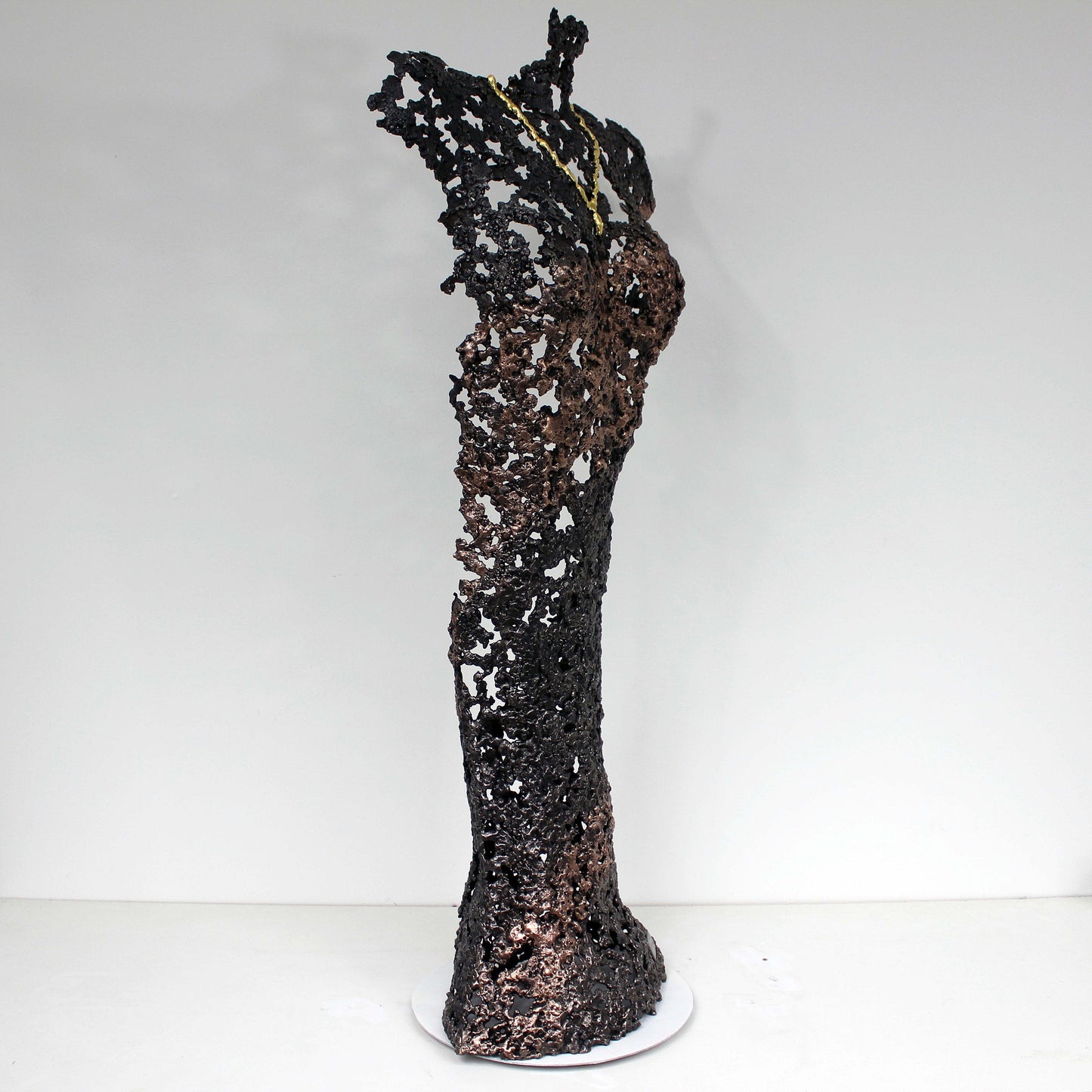 Belisama Hopefully - Sculpture corps femme dentelle Acier bronze et collier feuilles or - Buil