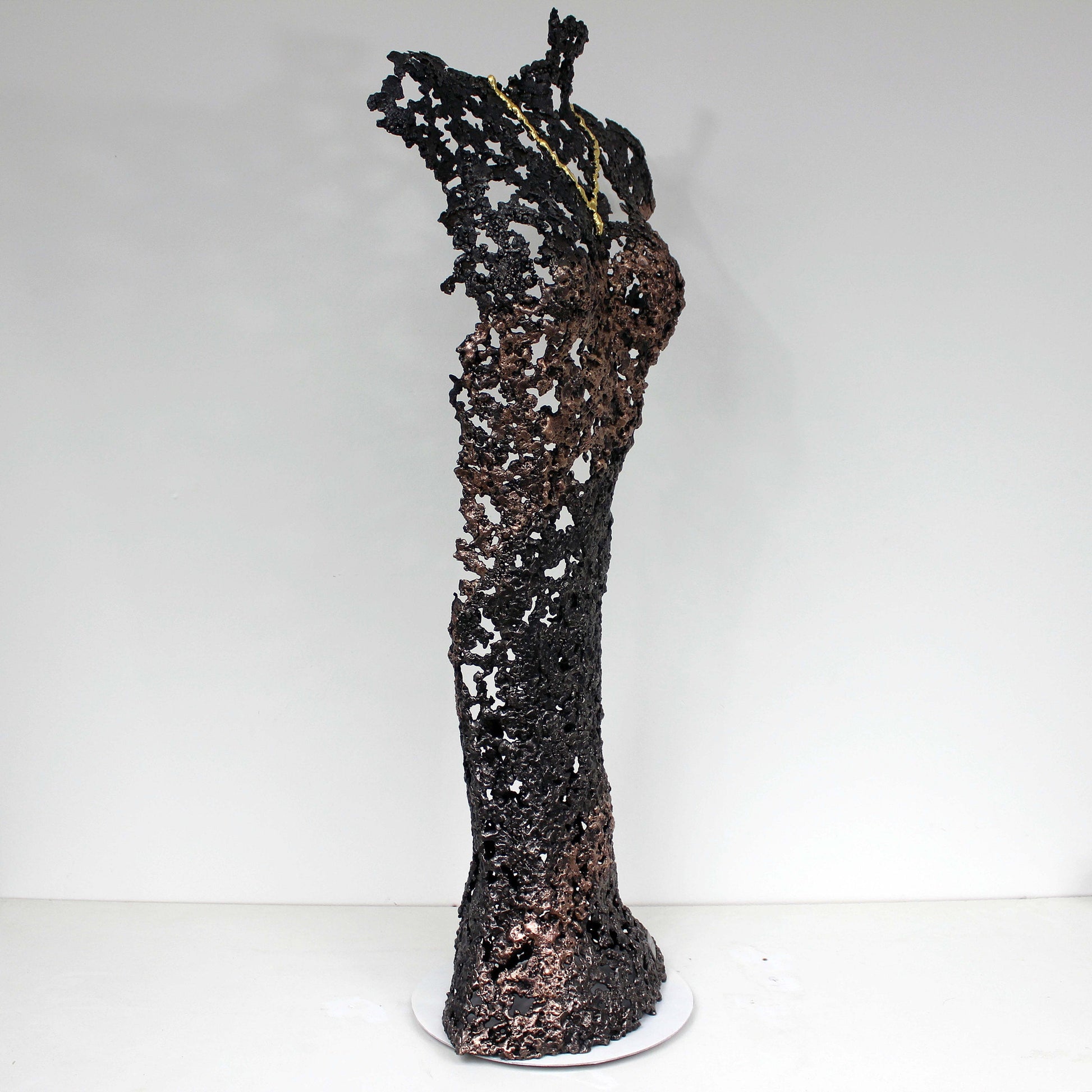 Belisama Hopefully - Sculpture corps femme dentelle Acier bronze et collier feuilles or - Buil