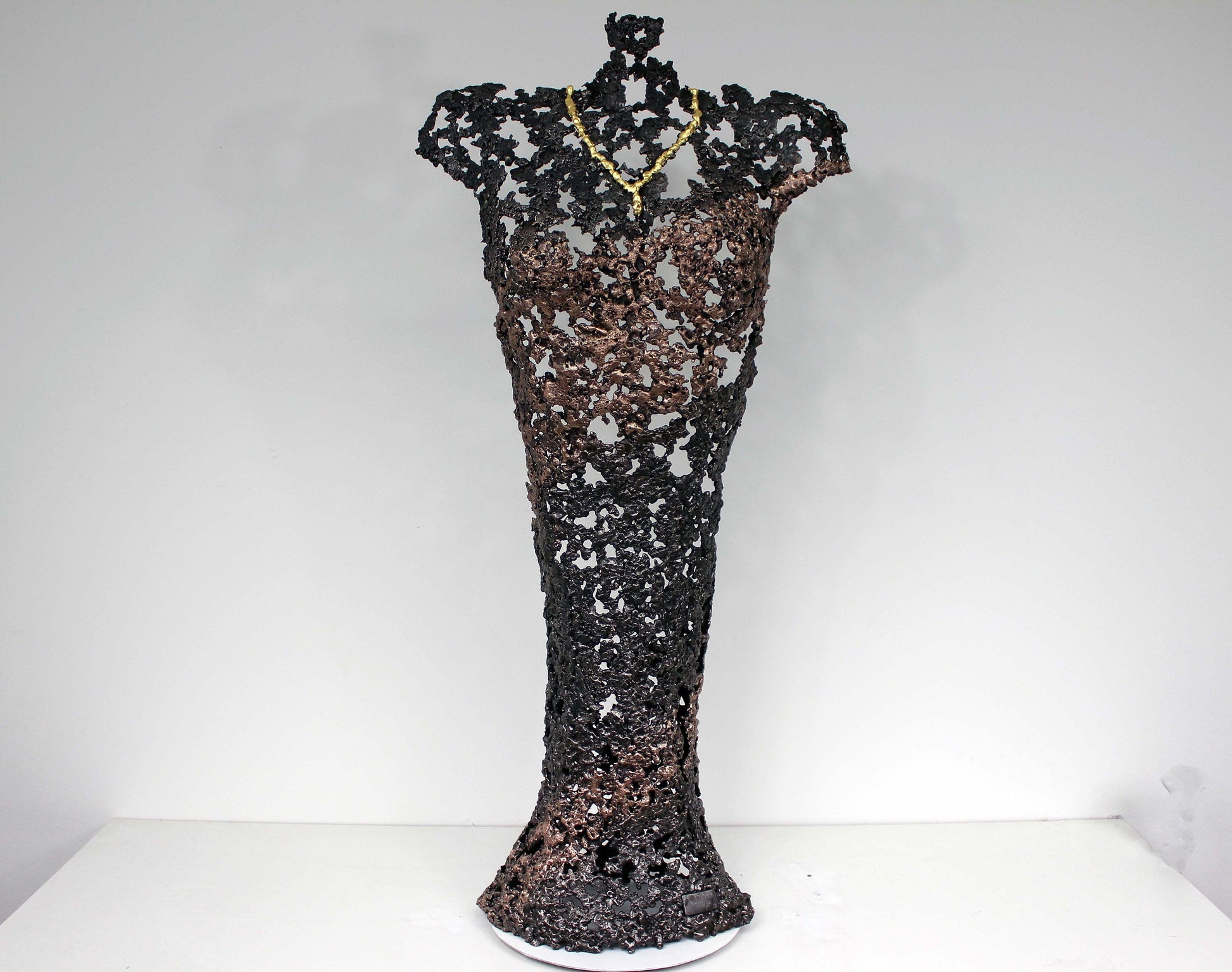 Belisama Hopefully - Sculpture corps femme dentelle Acier bronze et collier feuilles or - Buil