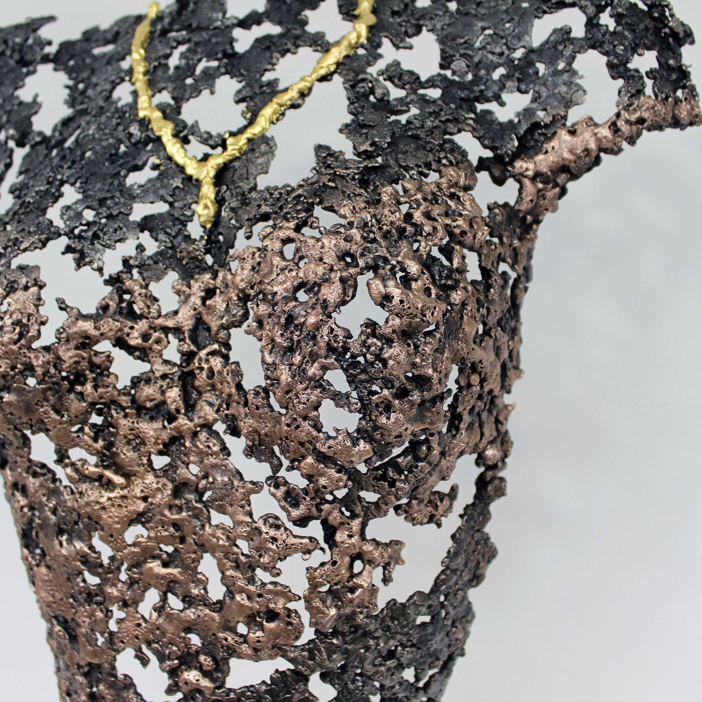 Belisama Hopefully - Sculpture corps femme dentelle Acier bronze et collier feuilles or - Buil