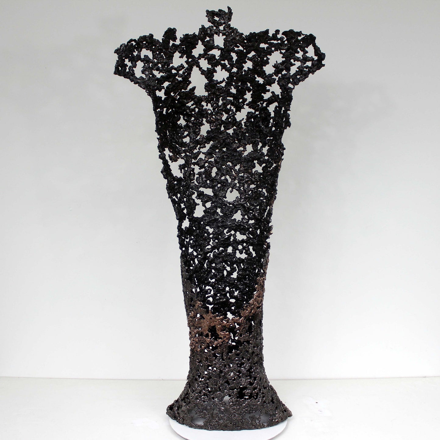 Belisama Hopefully - Sculpture corps femme dentelle Acier bronze et collier feuilles or - Buil